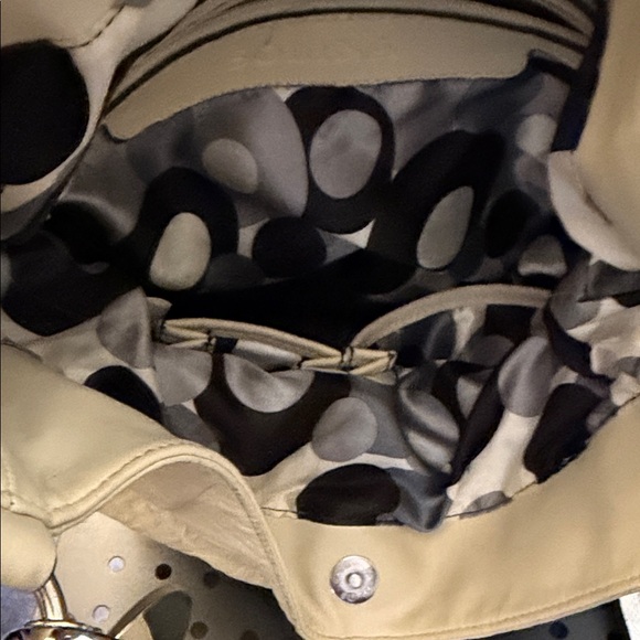 Chic Beige Shoulder Bag - Picture 2 of 4